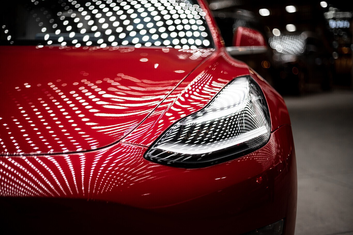 El Tesla que conducía solo mientras su conductor iba dormido