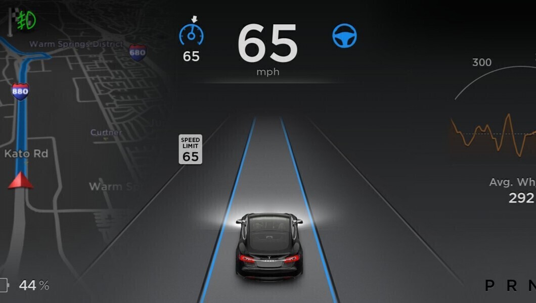 El Tesla que conducía solo mientras su conductor iba dormido