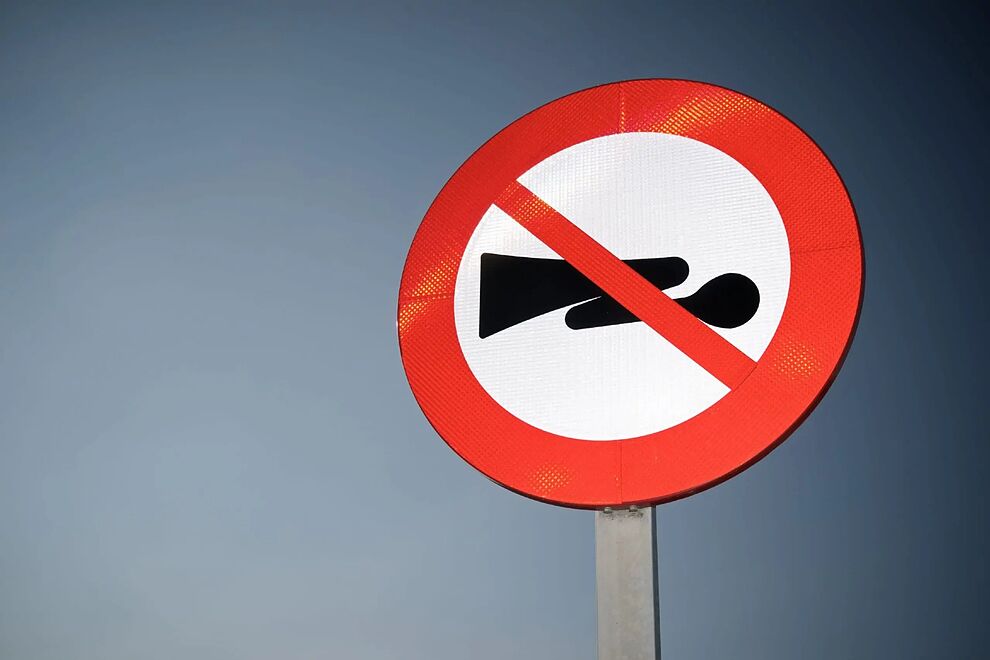Casos en los que tocar el claxon sin que te multen