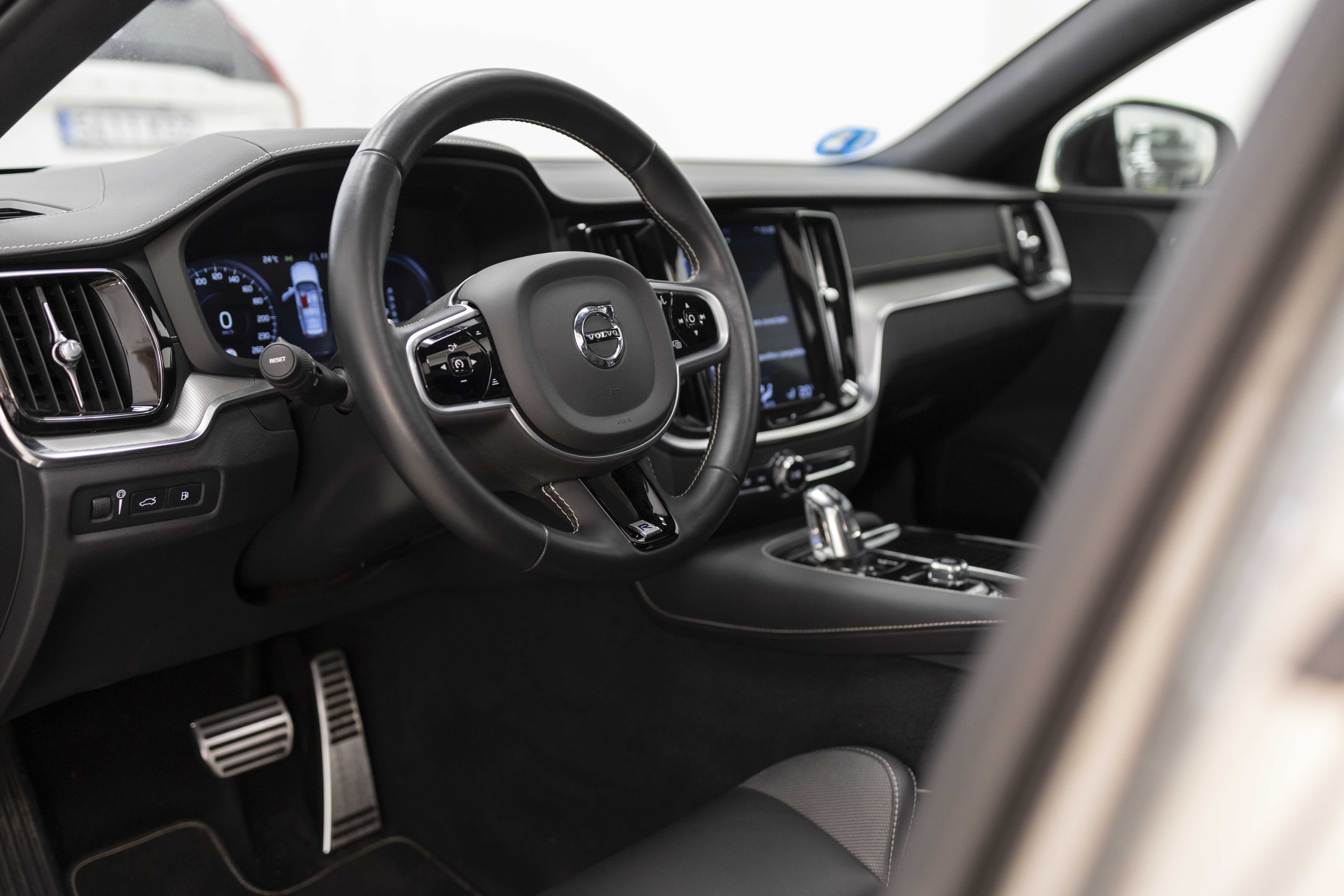 Volvo V60 ocasion 2.0 T-8 AWD 390 Cv Hibrido R-Desing Aut interior