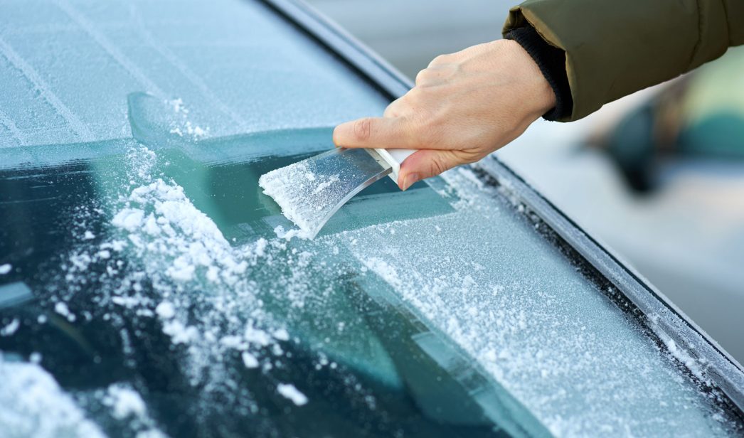Quitar el hielo del coche, cinco trucos definitivos